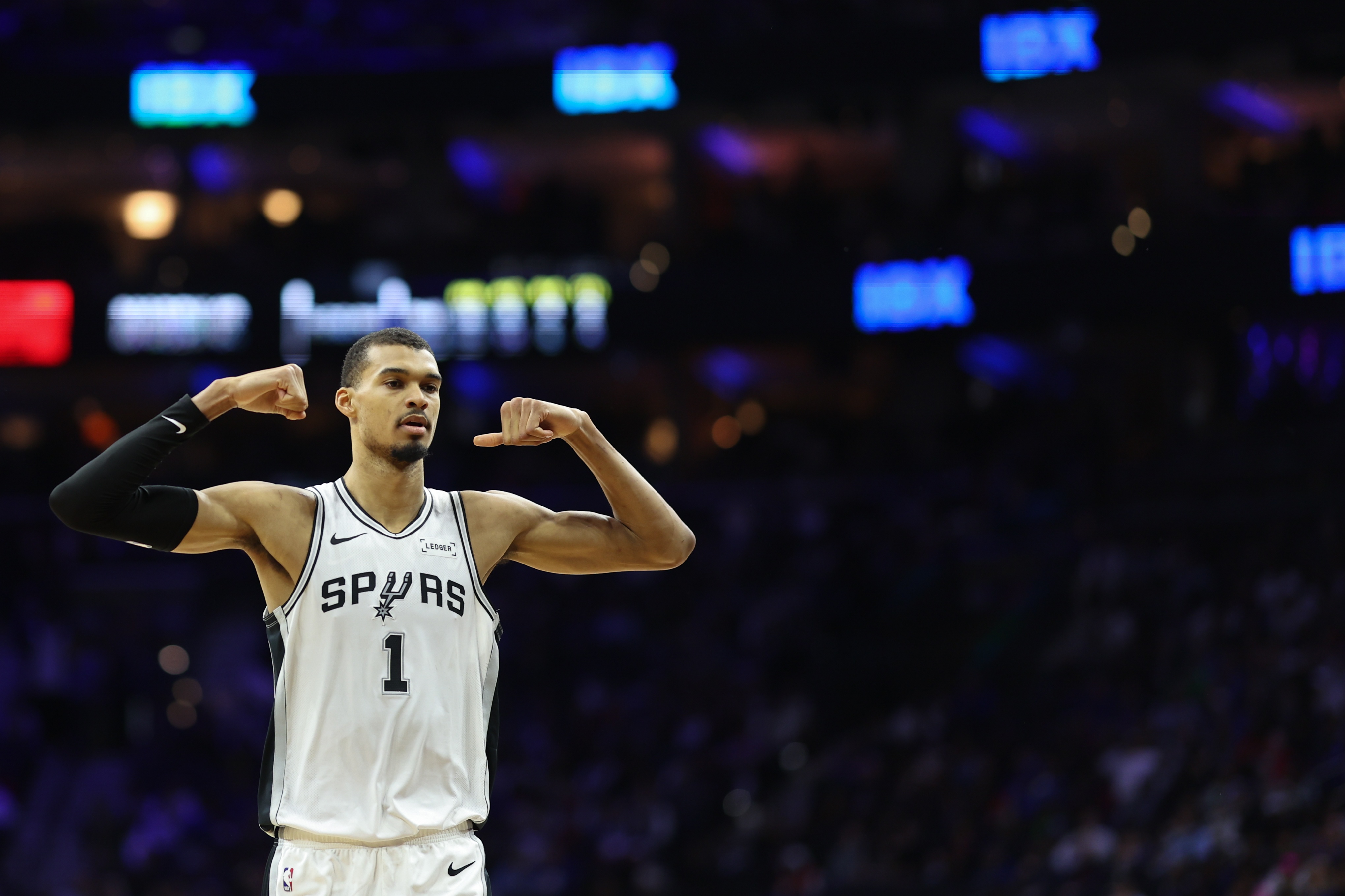 开云体育-三分15中8！米奇：文班投篮动作自律性很好 让对手防守变得很难